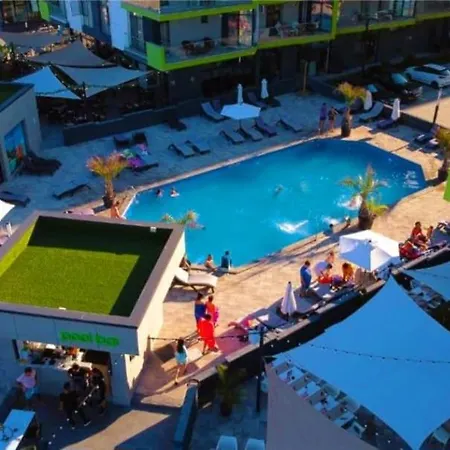 Turquoise In & Pool Mamaia Nord Apartment *