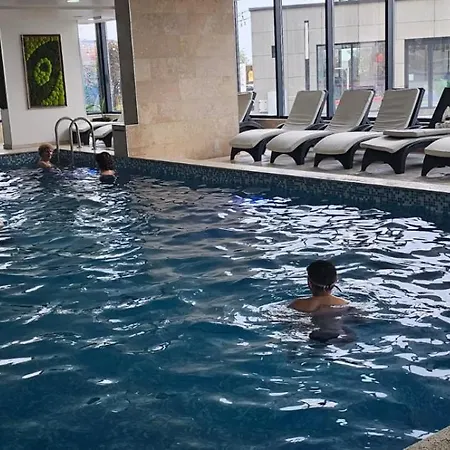 Turquoise In & Pool Mamaia Nord Apartment
