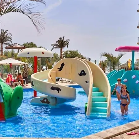 Turquoise In & Pool Mamaia Nord Apartment
