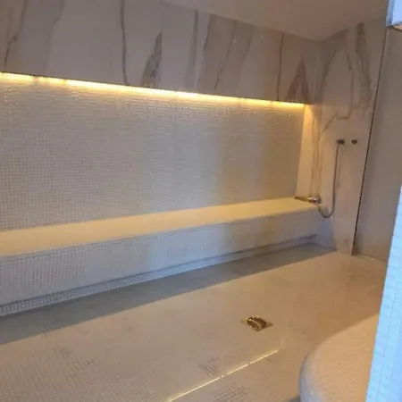 Turquoise In & Pool Mamaia Nord Apartment