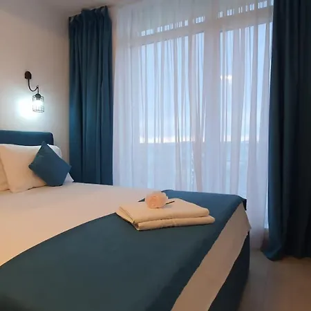 Turquoise In & Pool Mamaia Nord Apartment Navodari