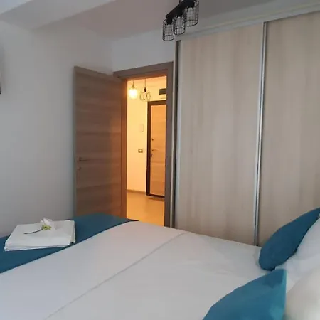 Turquoise In & Pool Mamaia Nord Apartment *